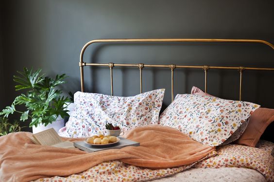 Roupa de cama com estampa de flores: conheça essa tendência